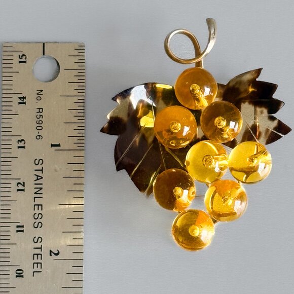 Vintage Russian Baltic Amber Carved Brooch Grapes - Picture 3 of 3